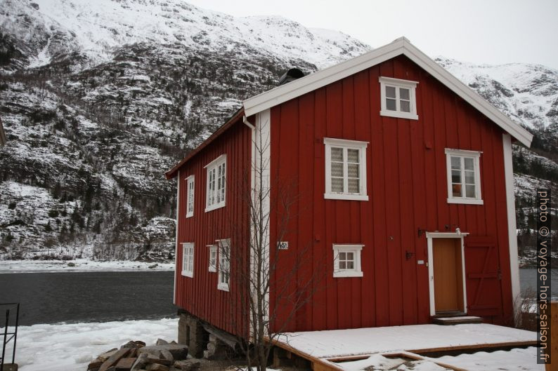 Maison rouge en bordure de la Vefsna. Photo © Alex Medwedeff