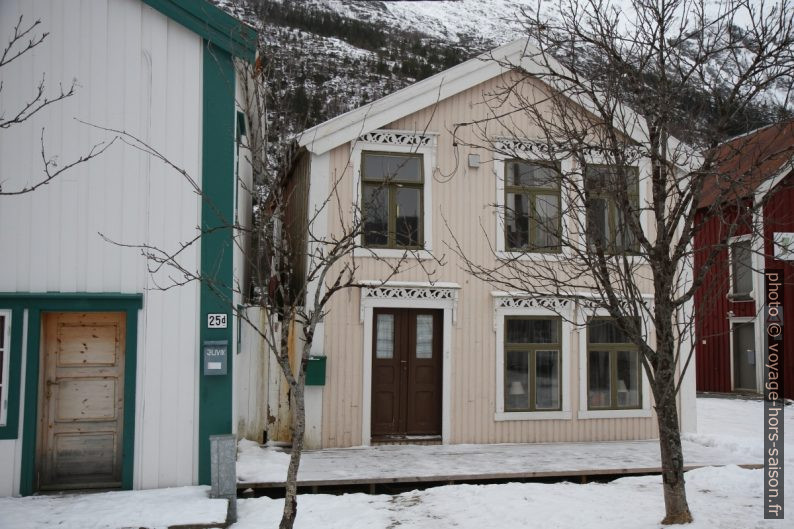 Anciennes maisons en bois de Mosjøen. Photo © Alex Medwedeff