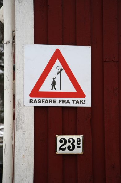 Rasfare fra tak. Photo © Alex Medwedeff