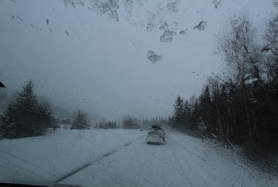 Tempête de neige et conditions de route épouvantables à Majavatn. Photo © André M. Winter