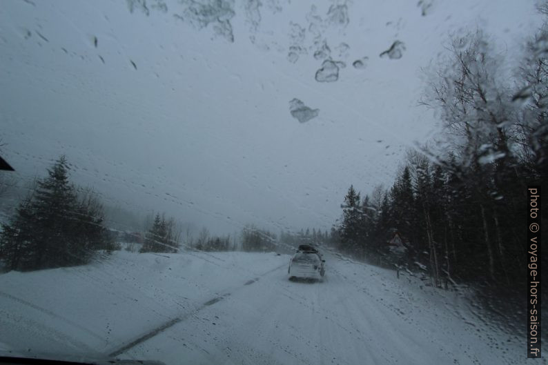 Tempête de neige et conditions de route épouventables à Majavatn. Photo © André M. Winter