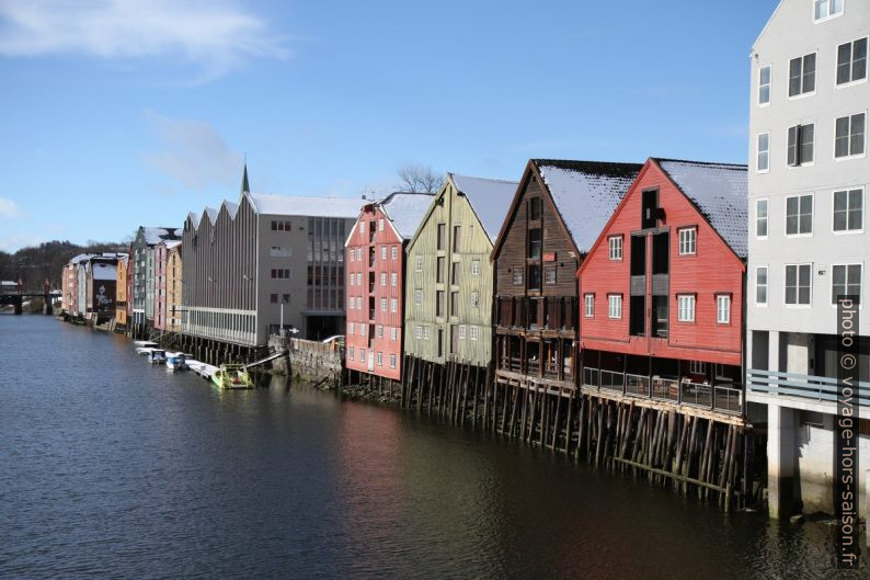 Entrepôts de la rive ouest de la Nidelva. Photo © André M. Winter