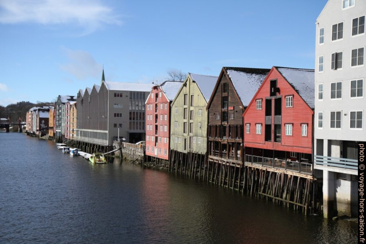 Entrepôts de la rive ouest de la Nidelva. Photo © André M. Winter