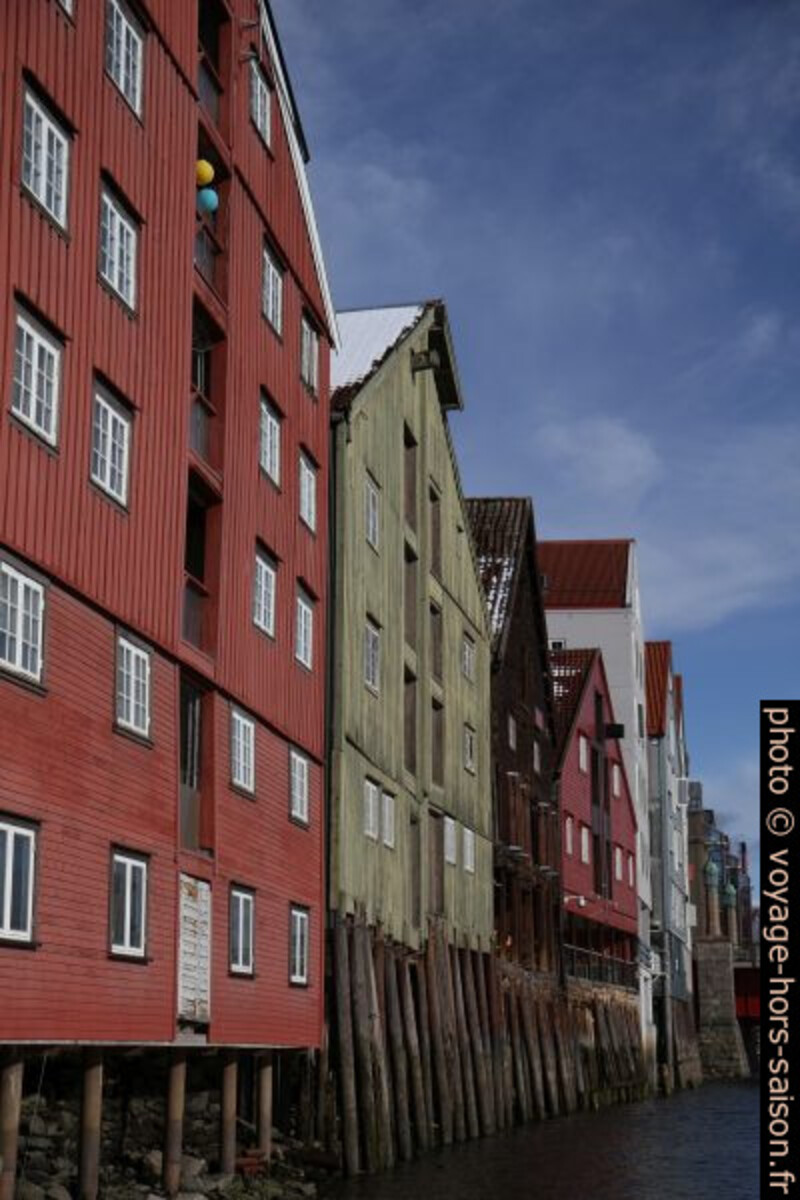 Entrepôts sur la Nidelva. Photo © André M. Winter