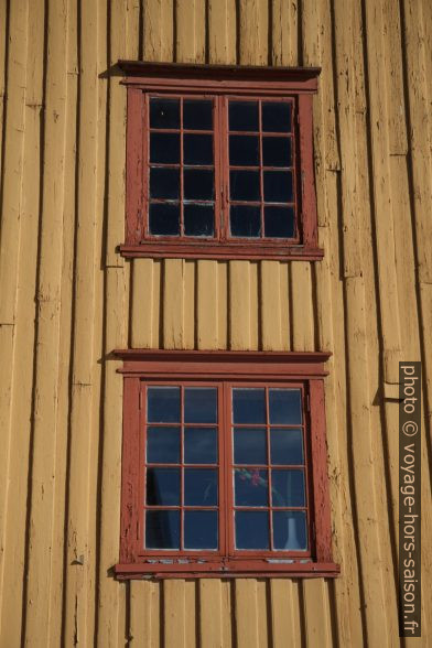 Vieilles fenêtres d'un entrepôt sur la Nidelva. Photo © Alex Medwedeff