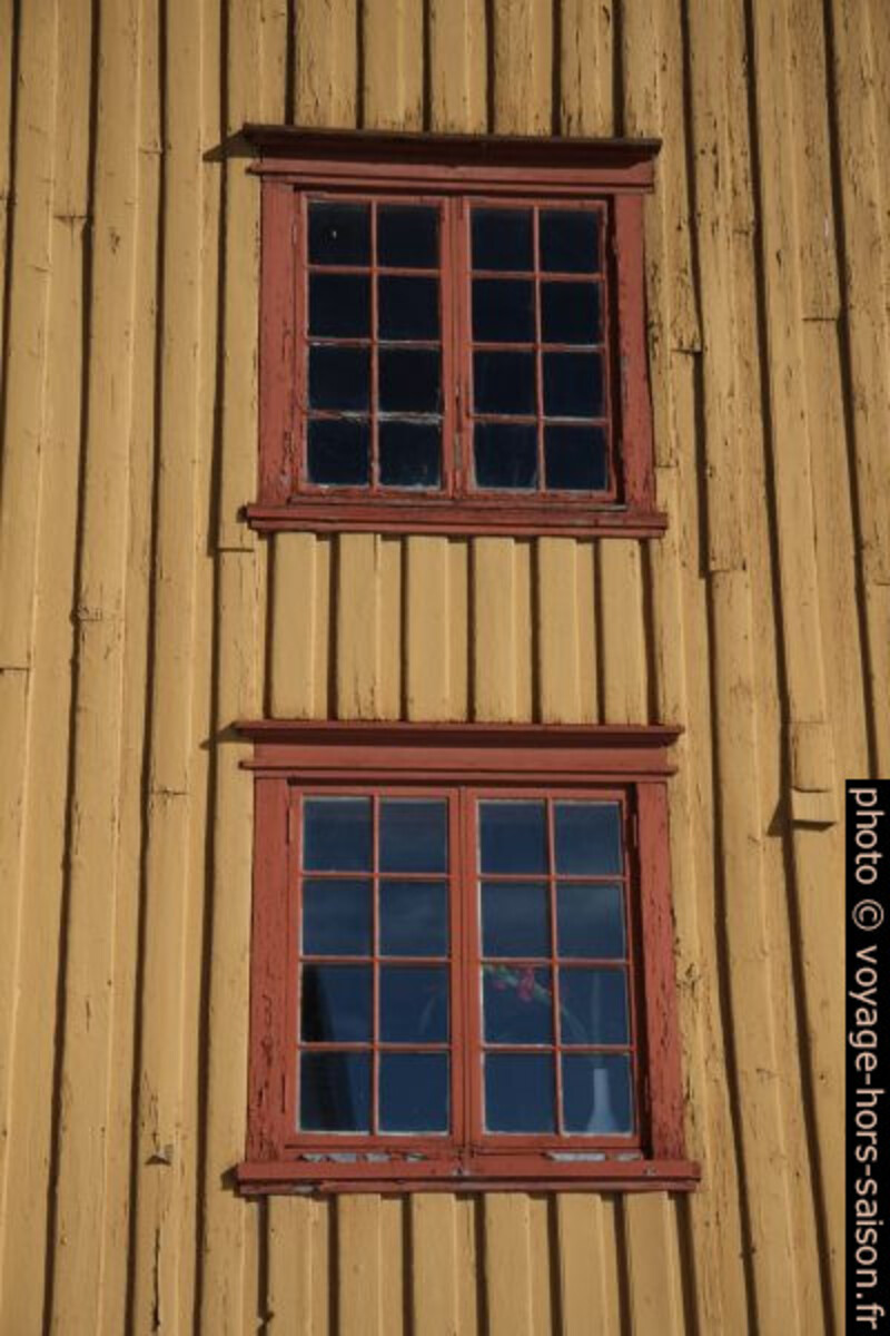 Vieilles fenêtres d'un entrepôt sur la Nidelva. Photo © Alex Medwedeff