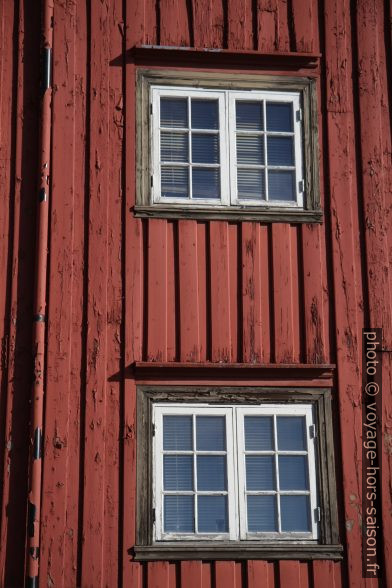 Vieilles fenêtres d'un entrepôt sur la Nidelva. Photo © Alex Medwedeff