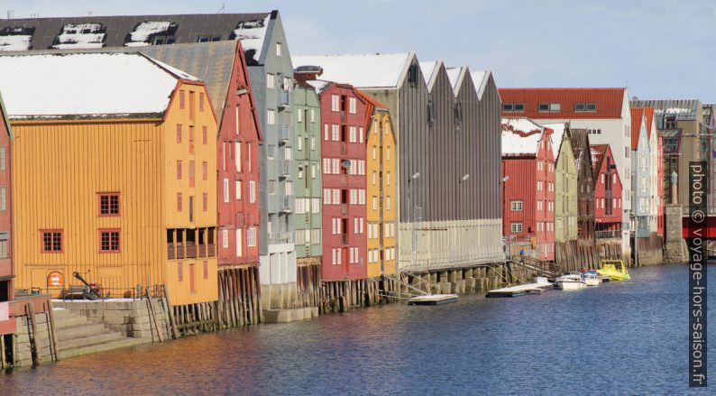 Entrepôts de la rive gauche de la Nidelva. Photo © André M. Winter