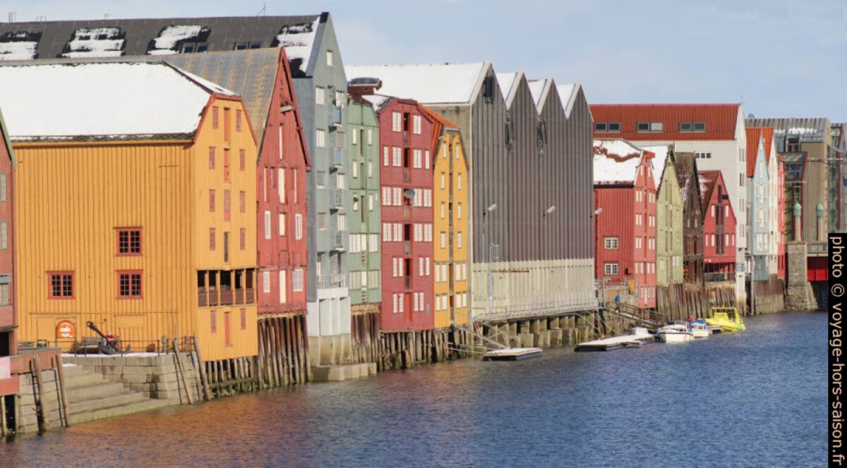 Entrepôts de la rive gauche de la Nidelva. Photo © André M. Winter