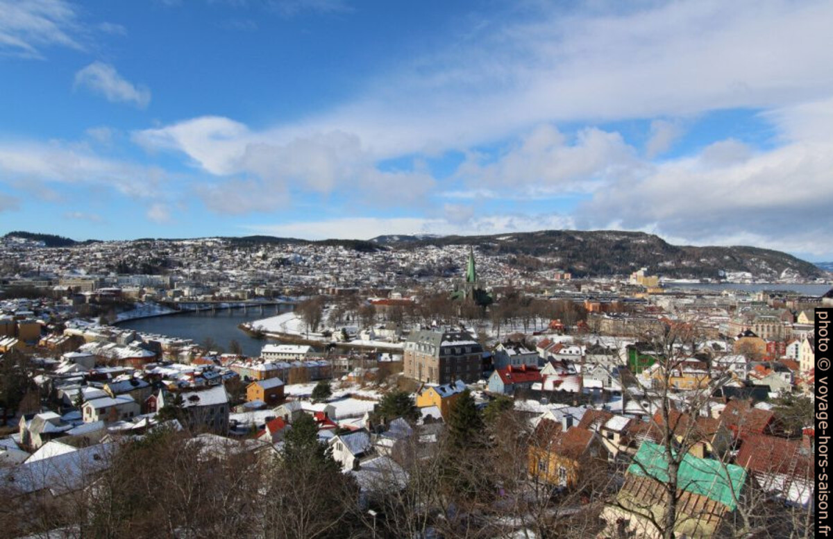 Quartier Midtbyen dans une boucle de la Nidelva. Photo © André M. Winter