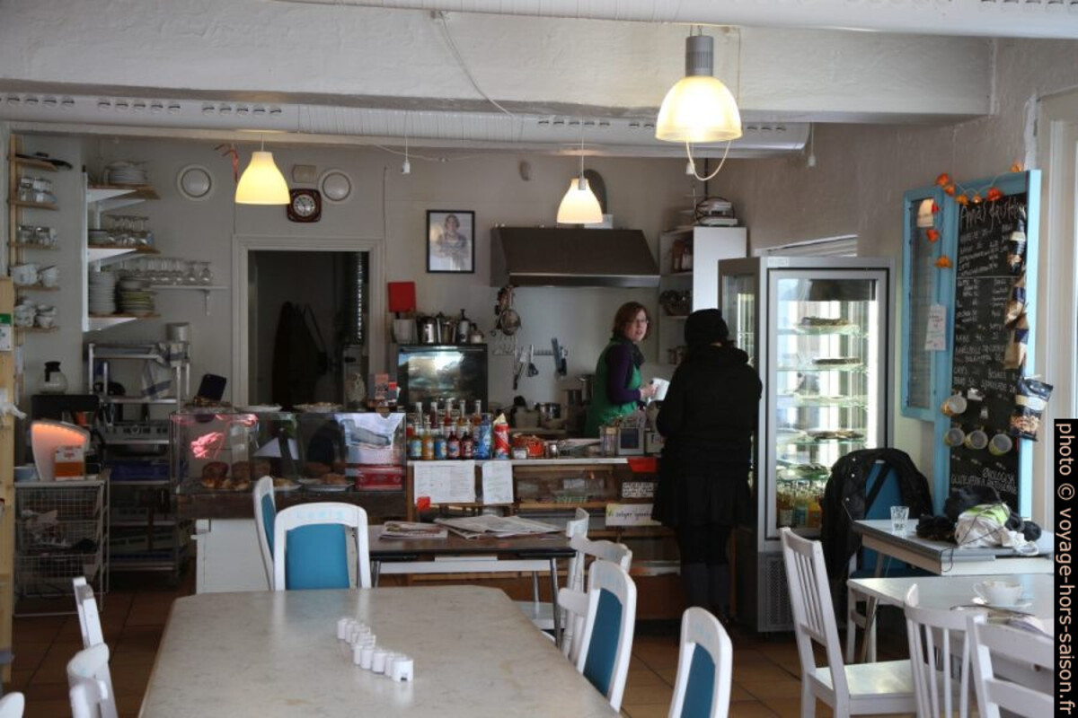 Anna dans Annas Kafé. Photo © Alex Medwedeff