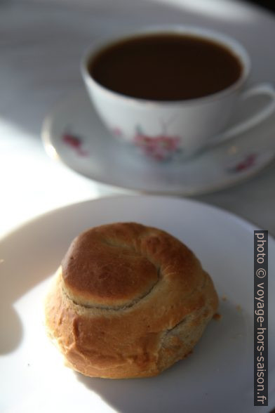 Gâteau à la canelle et café dans Annas Kafé. Photo © Alex Medwedeff