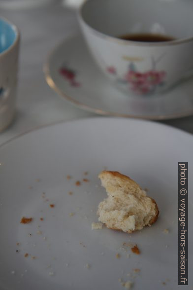 Restes de gâteau à la canelle et de café dans Annas Kafé. Photo © Alex Medwedeff