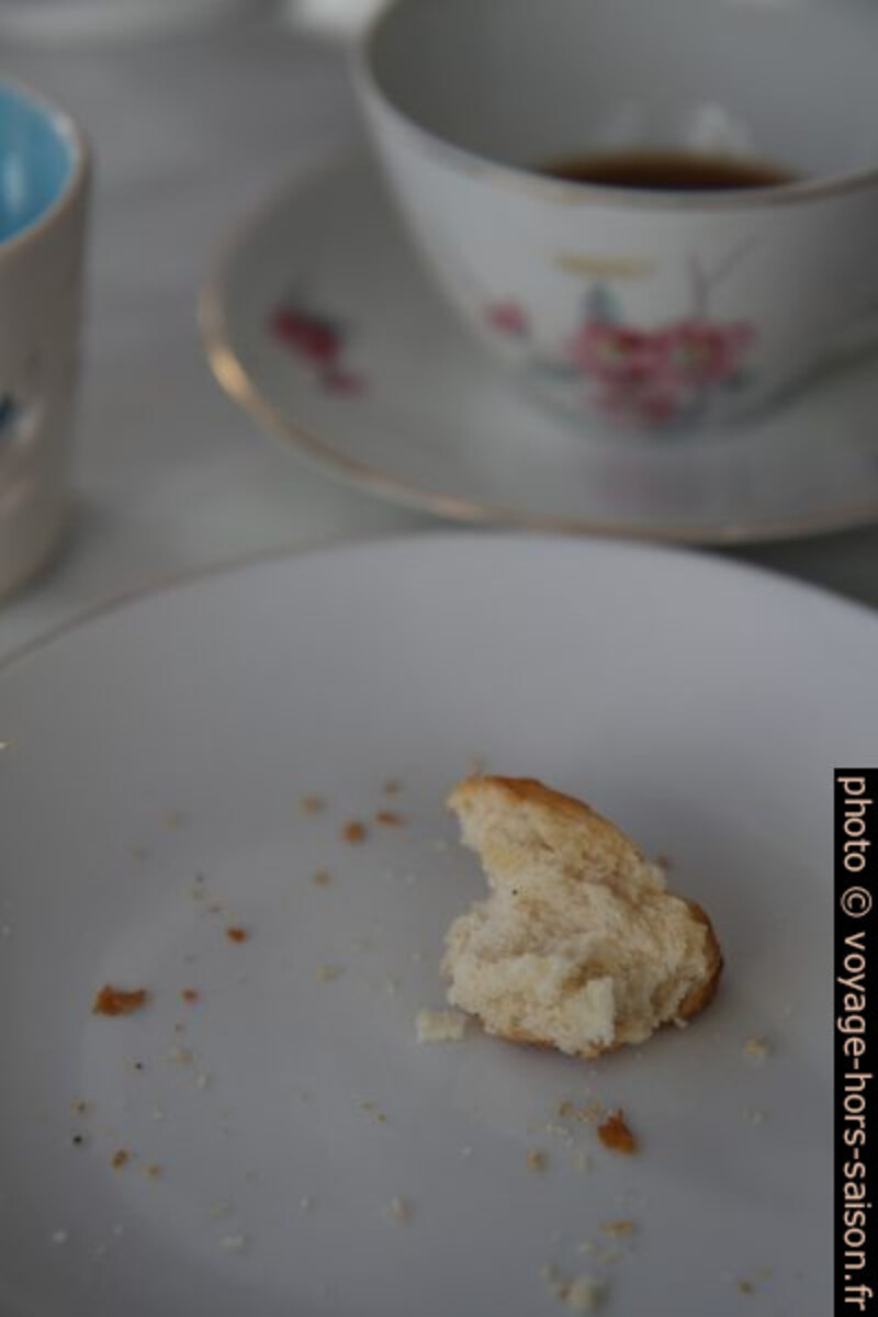 Restes de gâteau à la canelle et de café dans Annas Kafé. Photo © Alex Medwedeff
