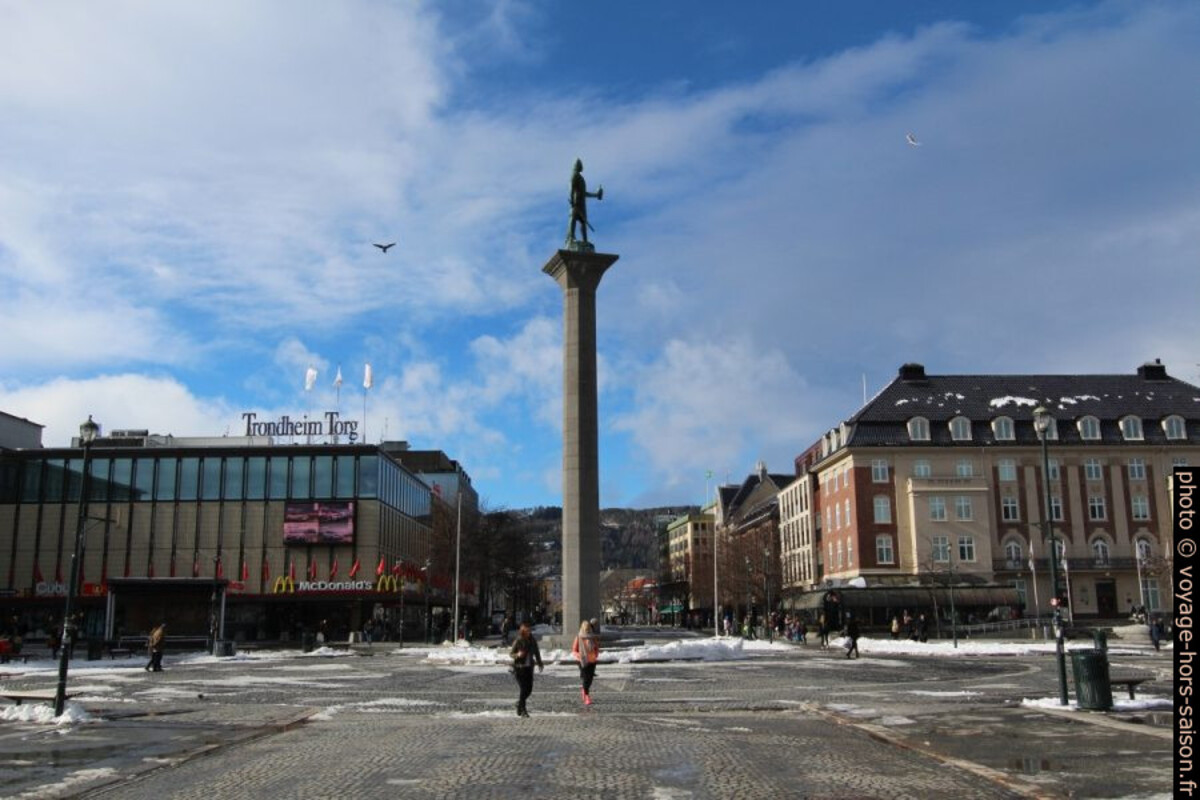 Olav Tryggvason sur une grande colonne sur la place Torvet. Photo © André M. Winter