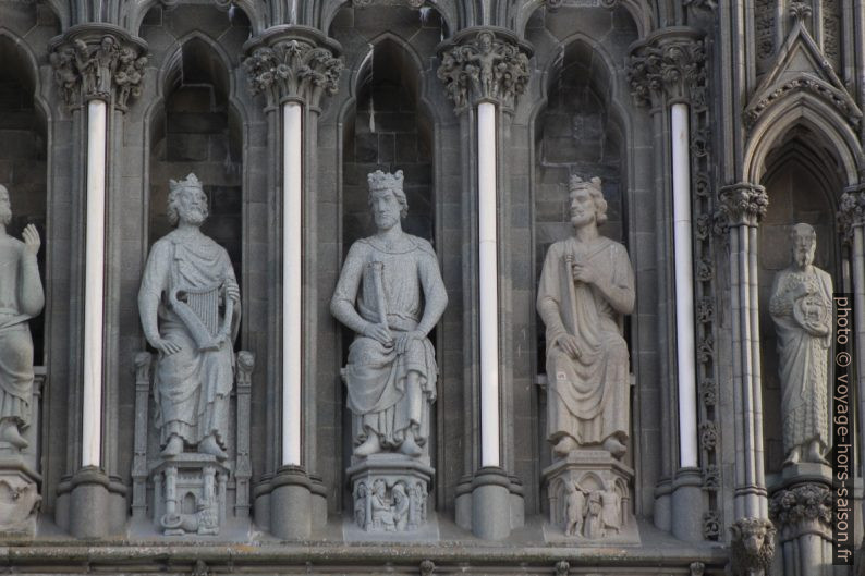 Statues de la façade ouest de la cathédrale de Nidaros. Photo © André M. Winter