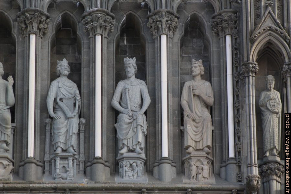 Statues de la façade ouest de la cathédrale de Nidaros. Photo © André M. Winter