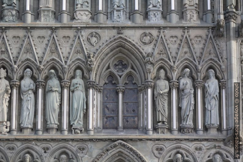 Rangée de statues de la façade ouest de la cathédrale de Nidaros. Photo © André M. Winter