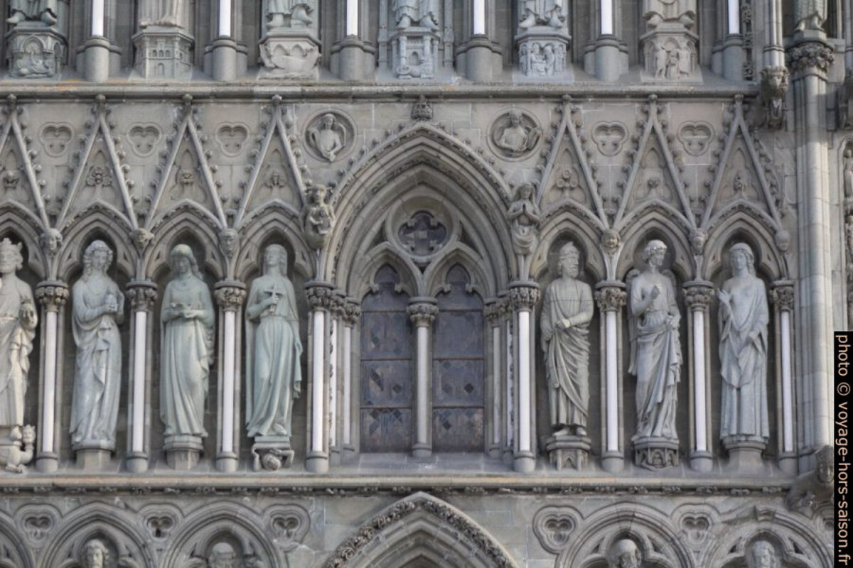 Rangée de statues de la façade ouest de la cathédrale de Nidaros. Photo © André M. Winter