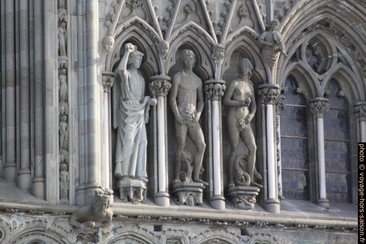 Statues d'Adam et d'Eve sur la cathédrale de Nidaros. Photo © André M. Winter