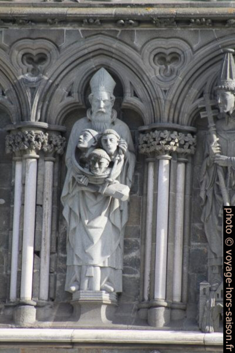 Statue avec têtes de la façade ouest de la cathédrale de Nidaros. Photo © André M. Winter