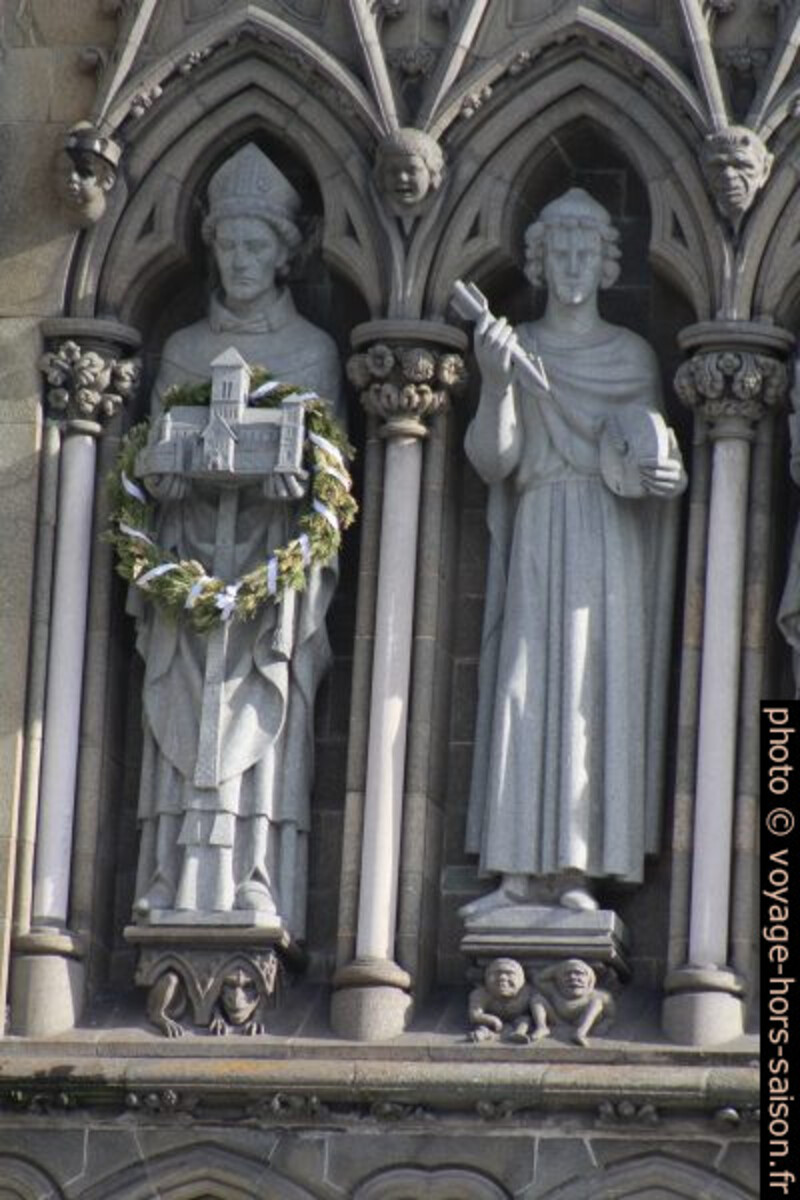Statue avec modèle de la cathédrale sur la cathédrale de Nidaros. Photo © André M. Winter