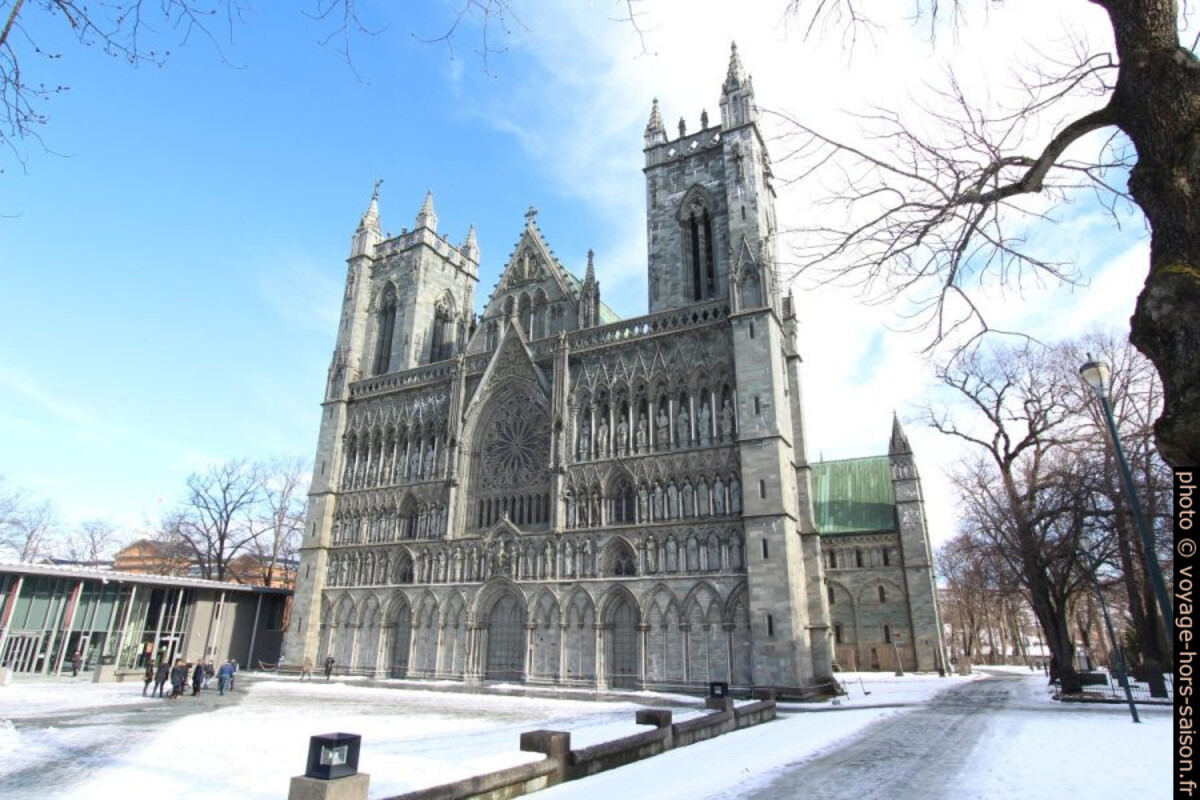 Vue oblique de la façade ouest de la cathédrale de Nidaros. Photo © André M. Winter