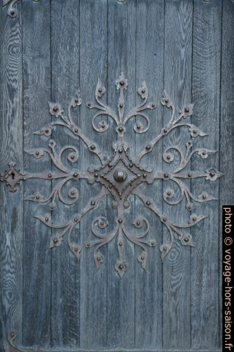 Décor artistique en fer forgé avec heurtoir de la porte nord. Photo © Alex Medwedeff