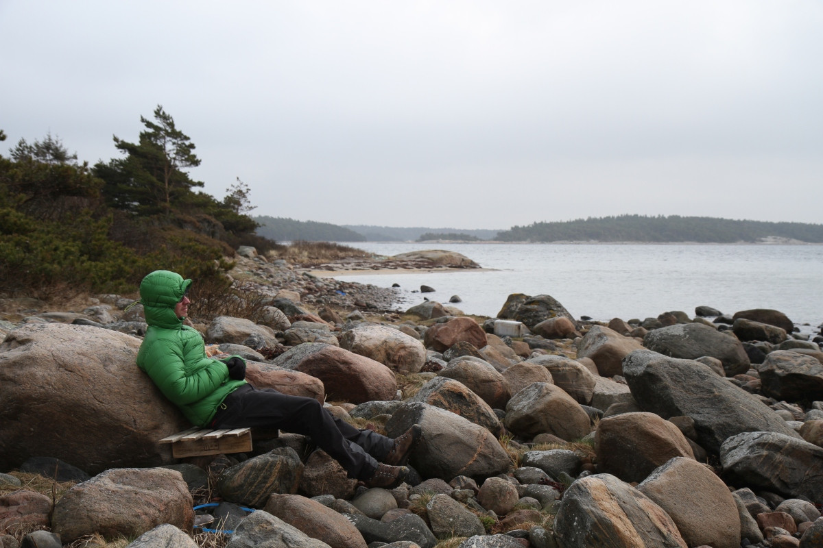 André allongé sur les rochers. Photo © Alex Medwedeff