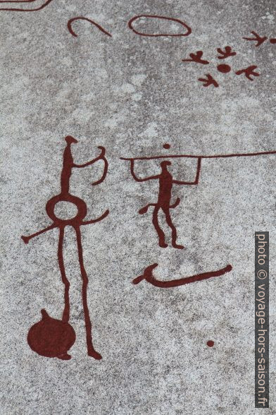 Guerriers avec arc, bouclier et lance sur la dalle principale de Vitlycke. Photo © André M. Winter