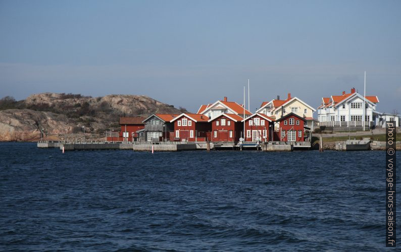 Maisons de pêche rouges et habitations blanches à Fjällbacka. Photo © Alex Medwedeff