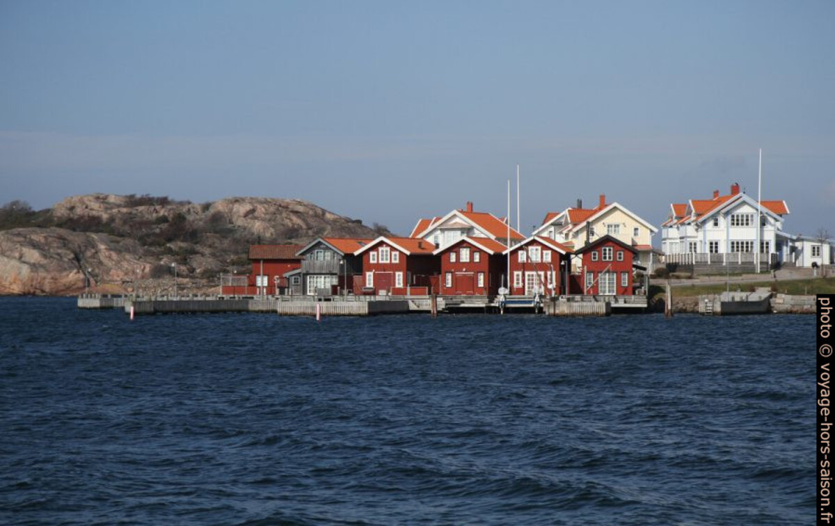 Maisons de pêche rouges et habitations blanches à Fjällbacka. Photo © Alex Medwedeff