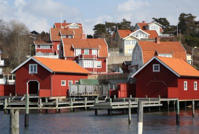 Maisons de pêche rouges et habitations à Fjällbacka. Photo © Alex Medwedeff