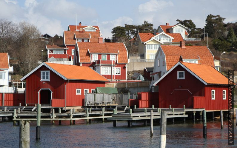 Maisons de pêche rouges et habitations à Fjällbacka. Photo © Alex Medwedeff