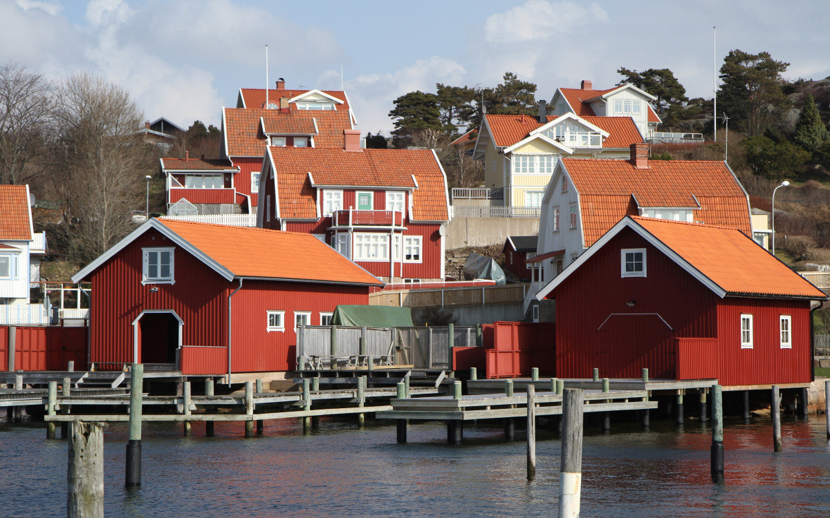 Maisons de pêche rouges et habitations à Fjällbacka. Photo © Alex Medwedeff
