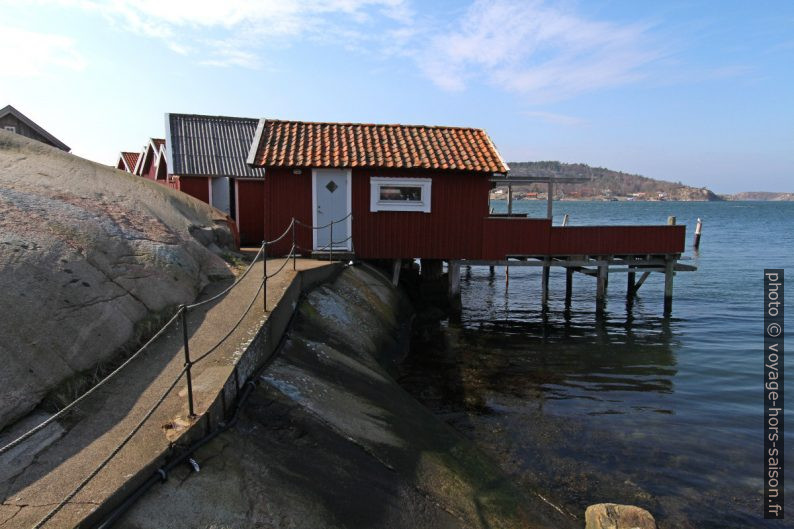 Maisons de pêcheurs accolés aux rochers arrondis. Photo © André M. Winter