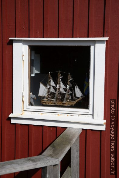 Navire modèle dans une fenêtre de maison de pêcheur. Photo © Alex Medwedeff