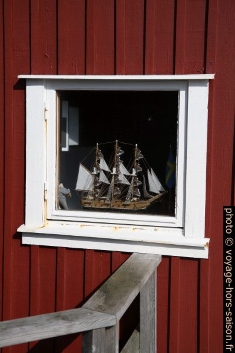 Navire modèle dans une fenêtre de maison de pêcheur. Photo © Alex Medwedeff