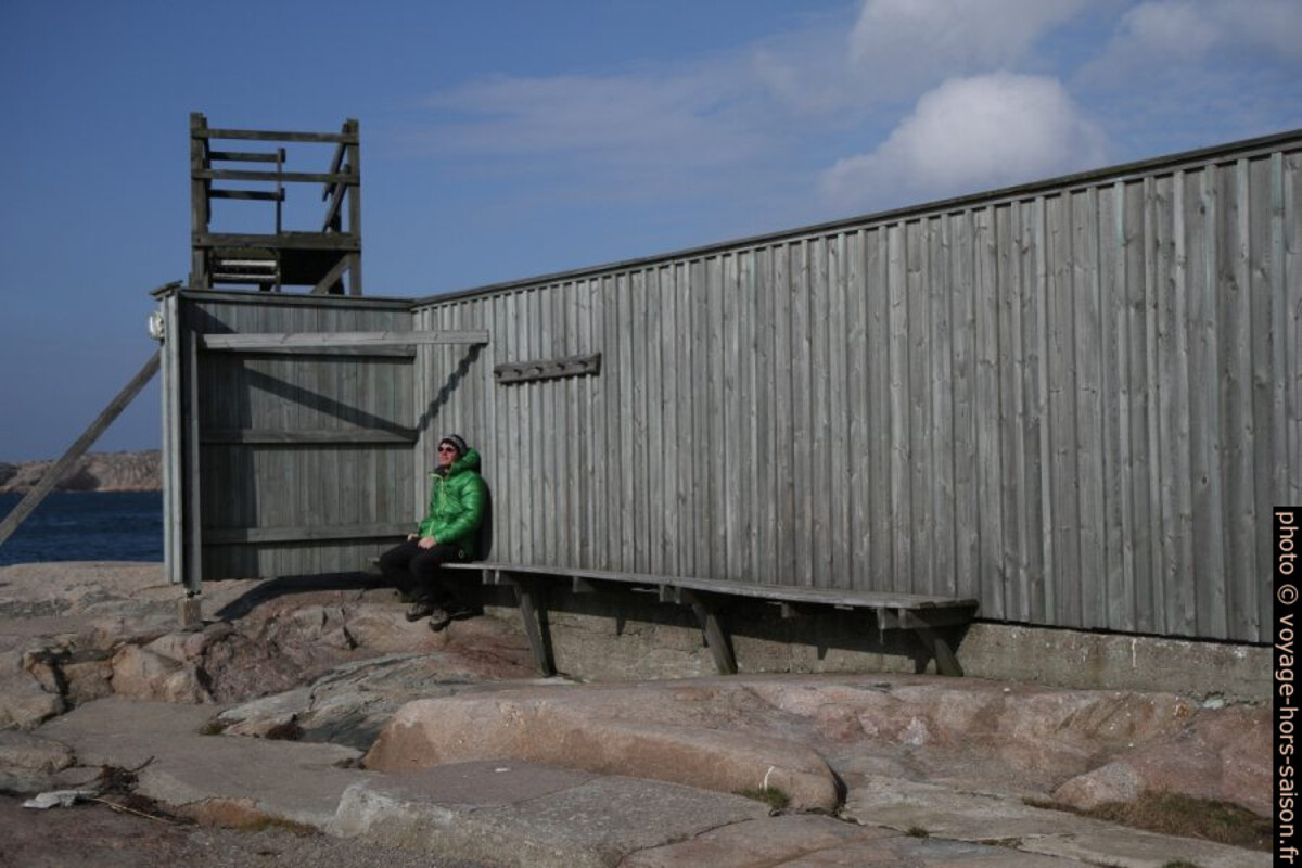 André sur la Badholmen de Fjällbacka. Photo © Alex Medwedeff