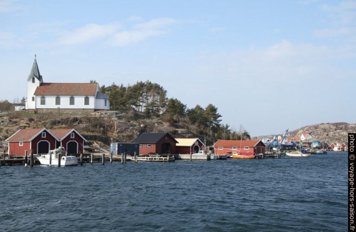 Église sur l'île de Hamburgö et maisons de pêche du Hamburgsund. Photo © Alex Medwedeff