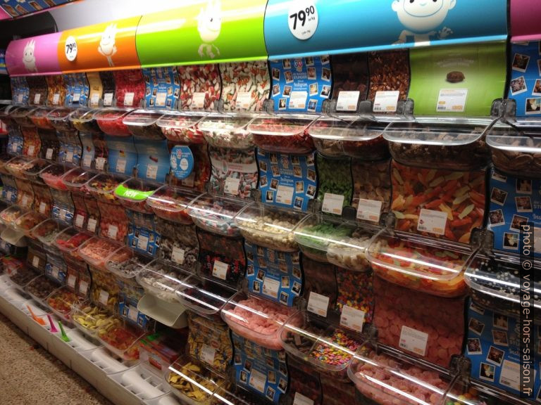 Bonbons gélifiés et autres distribués en vrac. Photo © Alex Medwedeff