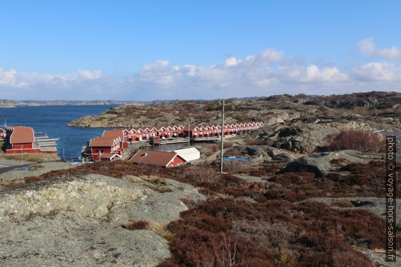 Cabanes uniformes du Småbåtshamn dans la Kalskevikekile. Photo © André M. Winter