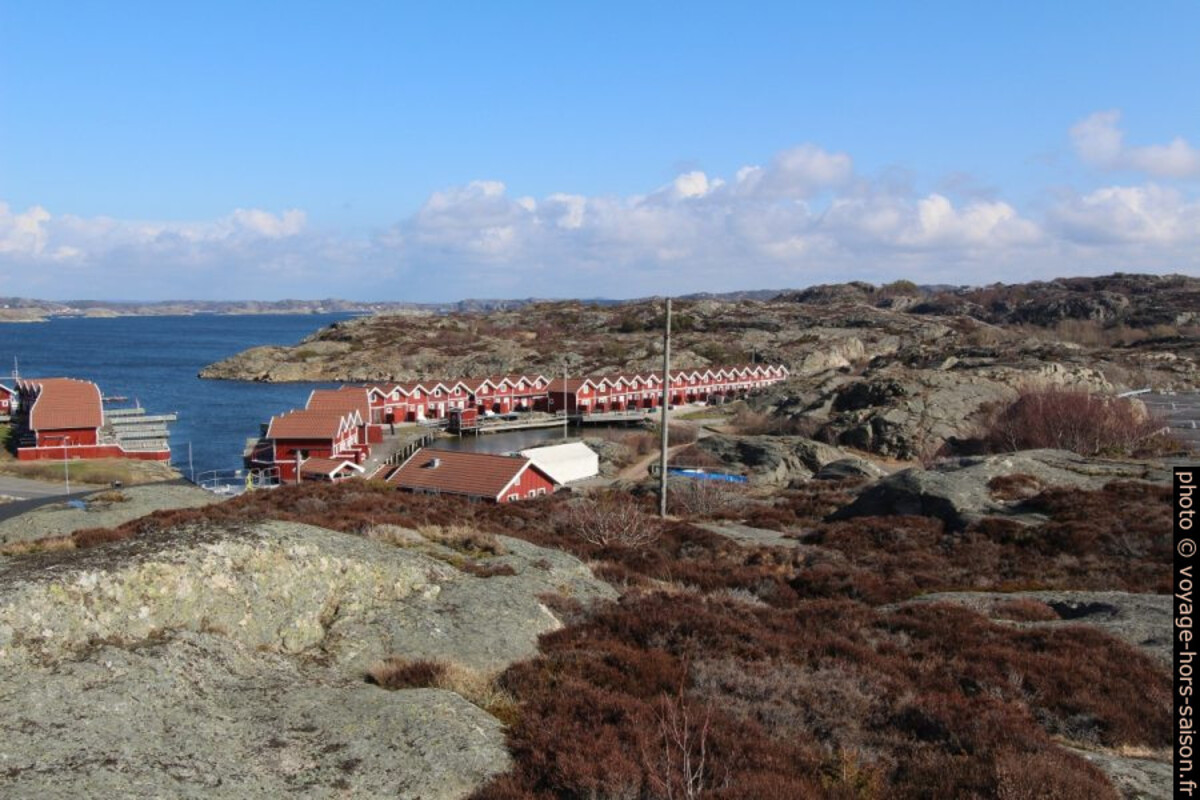 Cabanes uniformes du Småbåtshamn dans la Kalskevikekile. Photo © André M. Winter
