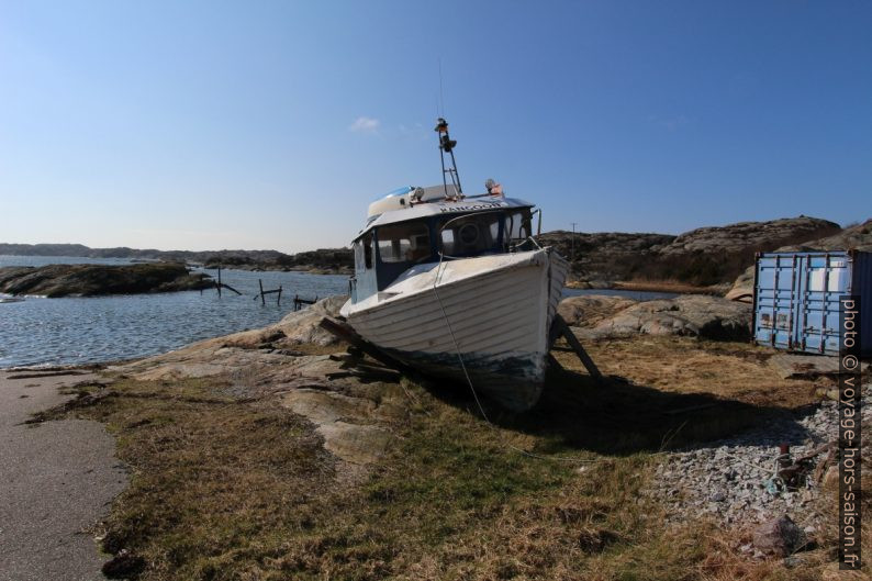 Bateau délabré au sec. Photo © André M. Winter