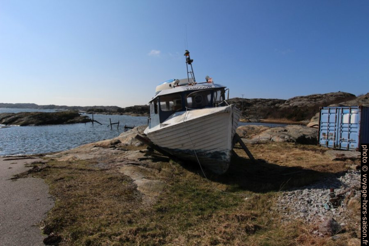 Bateau délabré au sec. Photo © André M. Winter