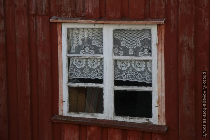 Vieille fenêtre dans une vieille maison en bois. Photo © Alex Medwedeff