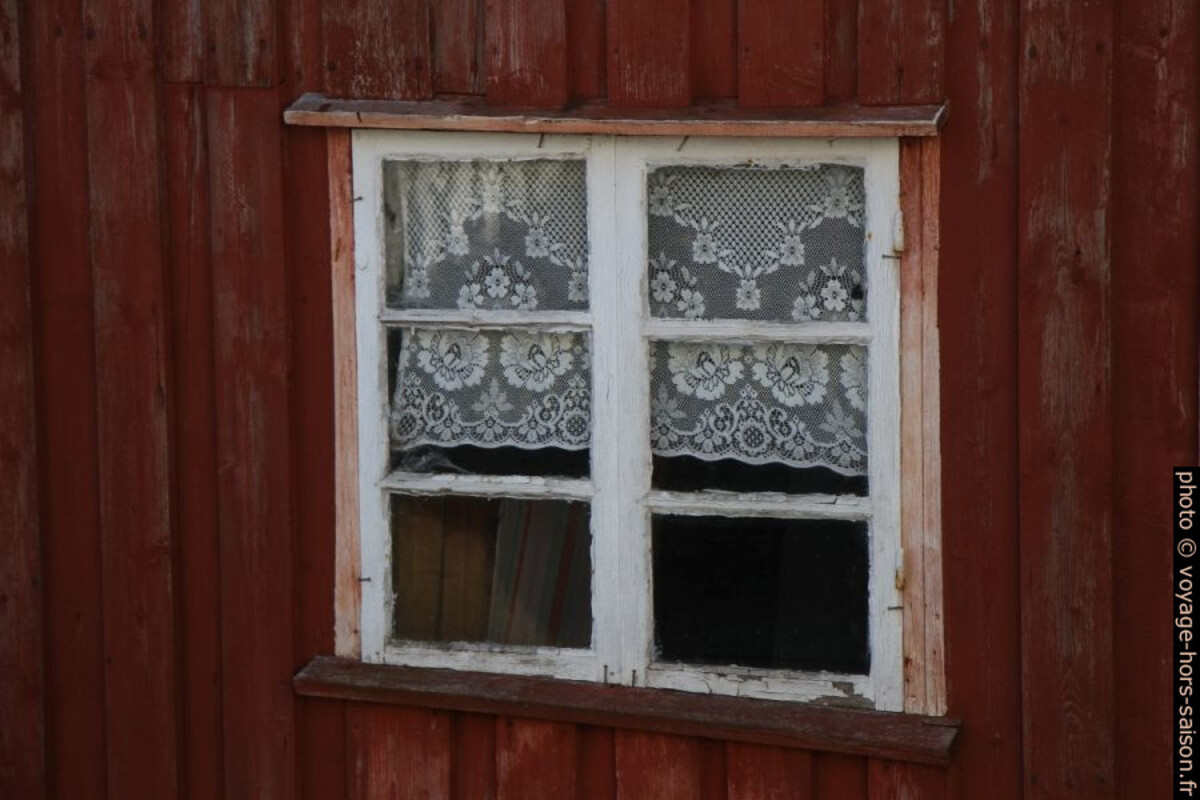 Vieille fenêtre dans une vieille maison en bois. Photo © Alex Medwedeff