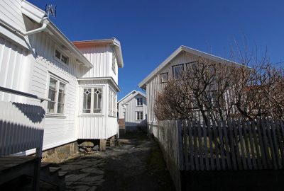 Maisons d'habitation blanches. Photo © André M. Winter