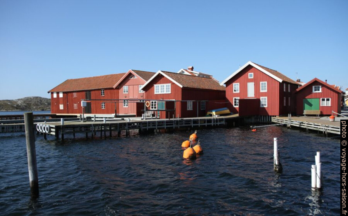 Hangars et maisons de pêcheurs rouges au bord de l'eau. Photo © Alex Medwedeff
