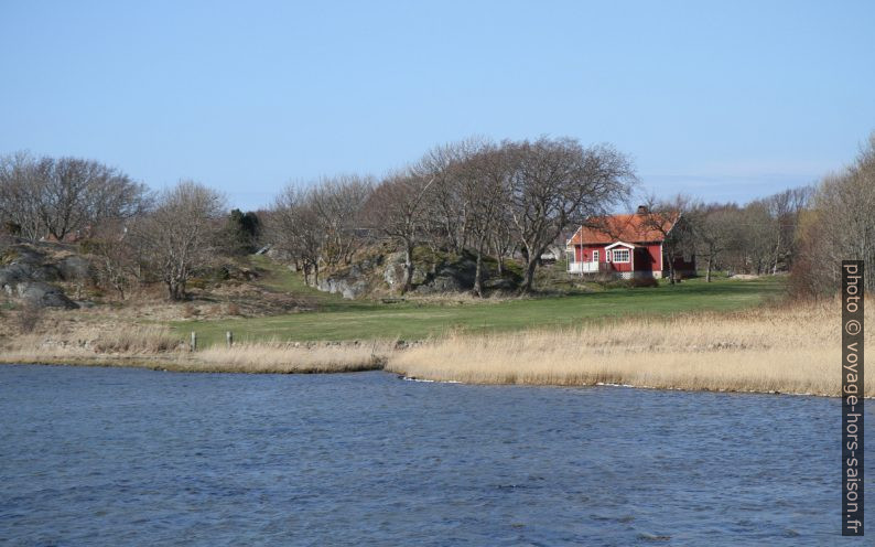 Une maison au bord de la Sandvik. Photo © Alex Medwedeff